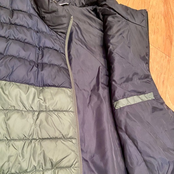 Men’s IZOD Colorblock Puffer Vest - Picture 4 of 6
